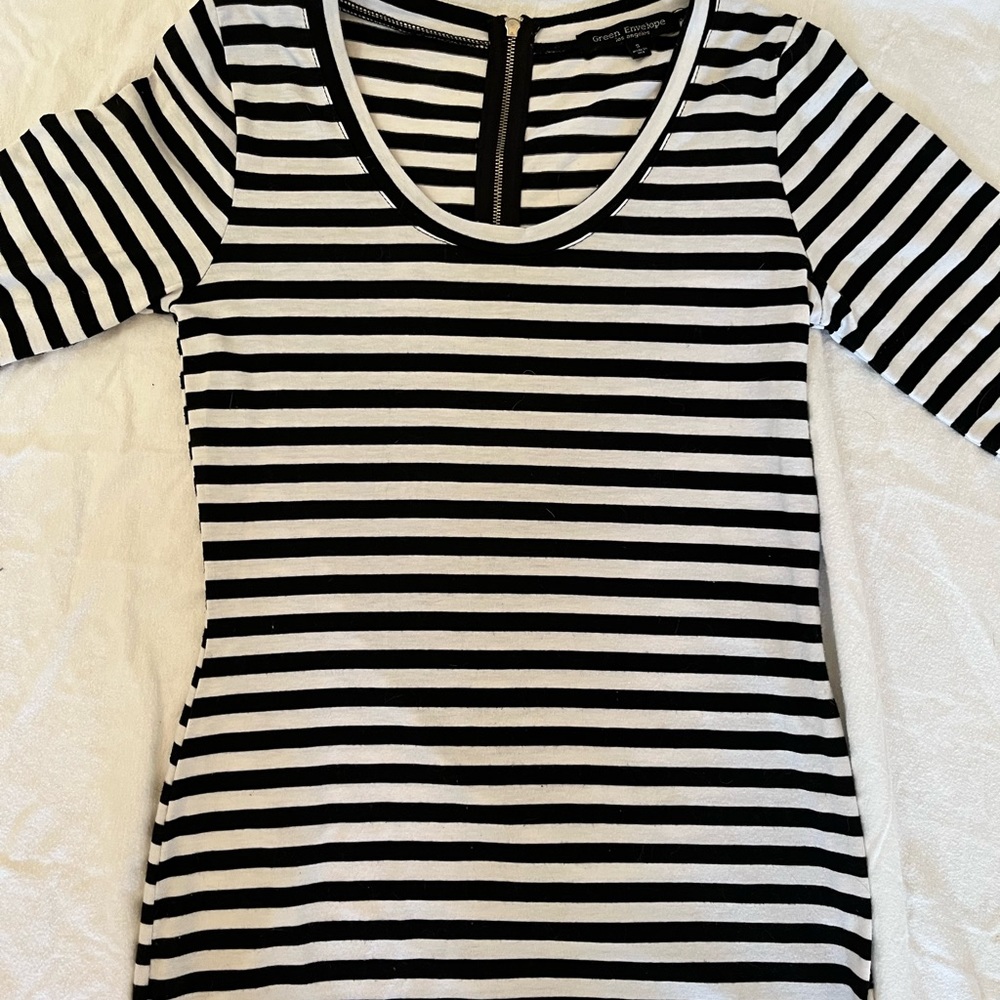 Black and white stripped top with zipper.